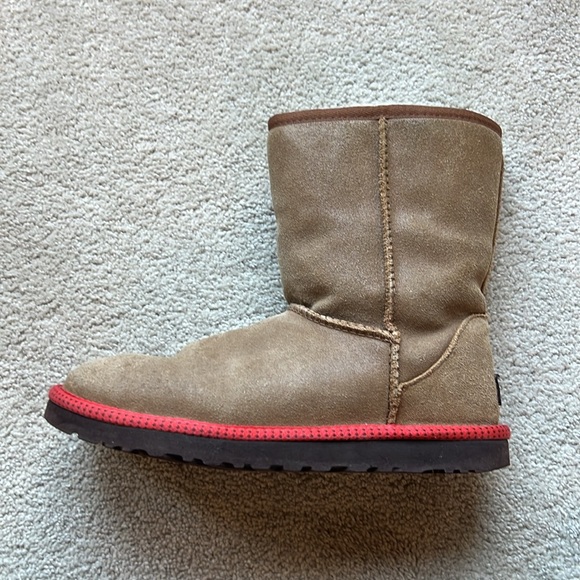 UGG RARE Classic Short US 7 with Red cable trim - Excellent Condition - Picture 1 of 16
